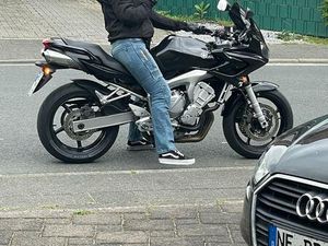 YAMAHA FAZER ( GEPFLEGT IMMER IN DER GARAGE )