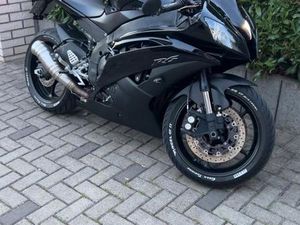 YAMAHA R6 RJ15 – SCHWARZ – TOP GEPFLEGT & MIT EXTRAS