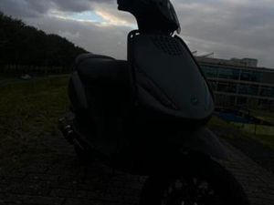 MOOIE CUSTOM ZIP 50CC 4T 2V — SCOOTERS | PIAGGIO — MARKTPLAATS