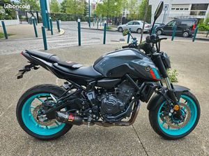 YAMAHA MT-07 A2 – GRIS NARDO / JANTES BLEU CYAN – LIGNE RACING AKRAPOVIC ?
