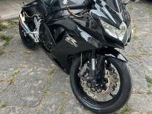 SUZUKI GSX R 750 K8