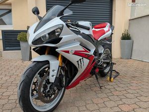 YAMAHA R1