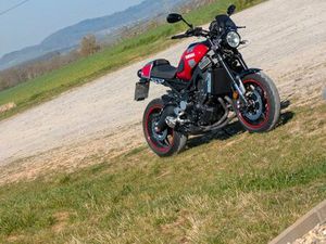 YAMAHA XSR 900 + QUICKSHIFTER
