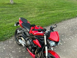TRIUMPH STREET TRIPLE 660S