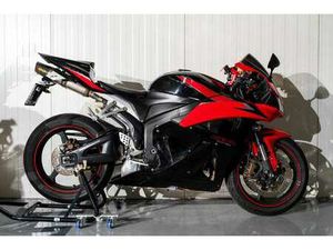 NETJES ONDERHOUDEN CBR600RR MET ABS EN AKRAPOVIC