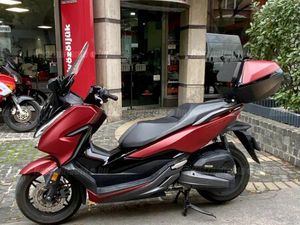 FRISS MŰSZAKI. FRISS SZERVIZ