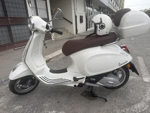 VESPA PRIMAVERA 124 CM3 ABS - SAMO 3200KM, DODATNA OPREMA!, 2022 GOD.