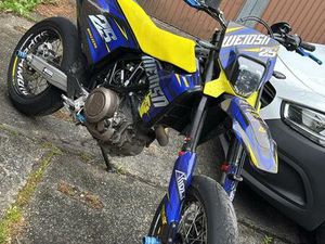 HUSQVARNA 701 SUPERMOTO 2022 | FULL CUSTOM | FMF + AKRA