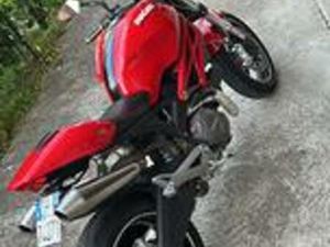 DUCATI MONSTER 696