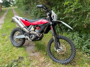 HUSQVARNA TE 511 ENDURO, AKRAPOVIĆ, VIELES NEU