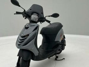 PIAGGIO ZIP IGET 2019 MET GEELKENTEKEN — SCOOTERS | PIAGGIO — MARKTPLAATS