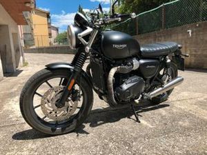 TRIUMPH STREET TWIN 900