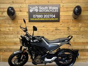 HUSQVARNA SVARTPILEN 401 / 2021 MODEL / JUST 2.6K MILES!