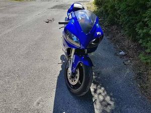 YAMAHA R1