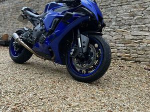 YAMAHA R1