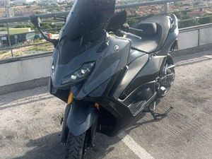 TITRE : YAMAHA TMAX 560 TECH MAX 2023 – LIGNE COMPLÈTE AKRAPOVIC – 11 500 KM – 11 500