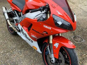 YAMAHA R1