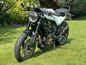 HUSQVARNA VITPILEN 401 – EZ 2022 – TOP ZUSTAND + ZUBEHÖRPAKET