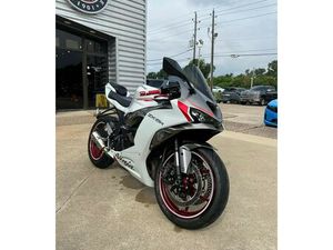 2024 KAWASAKI NINJA® ZX™-6R ABS PEARL ROBOTIC WHITE/METALLIC GRAPHITE GRAY
