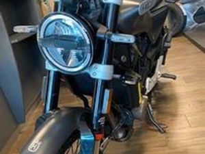 HUSQVARNA SVARTPILEN 401 ABS