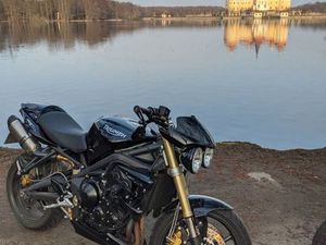 TRIUMPH STREET TRIPLE