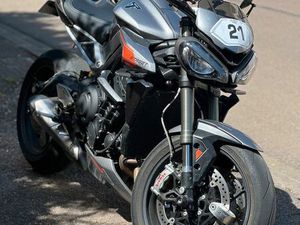 MOTO TRIUMPH STREET TRIPLE RS 2023