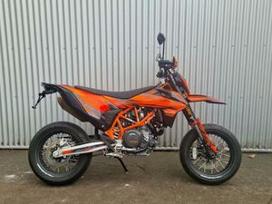 KTM 690 SMC-R ABS 2024 VIEL ZUBEHÖR - BILD SCHÖN