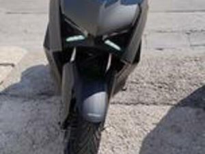 YAMAHA X-MAX 300 - 2025