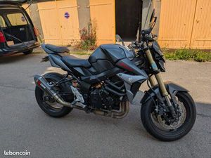 SUZUKI GSR 750