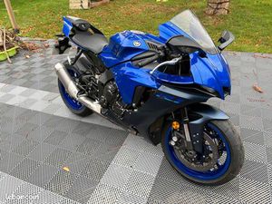 YAMAHA R1. 2022