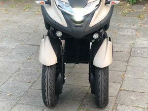 ② YAMAHA TRICITY 300 CC BOUWJAAR 2023 OOK MET RIJBEWIJS B.