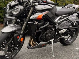 TRIUMPH STREET TRIPLE 765 RS