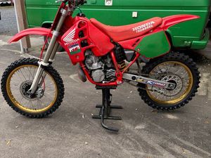 HONDA CR 250. 1989 EQUIPEMENT TRES RARE