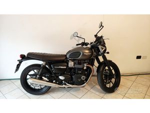 TRIUMPH STREET TWIN 900