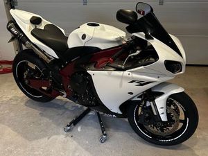 YAMAHA R1 RN22 SC PROJECT
