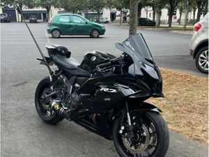 YAMAHA R7