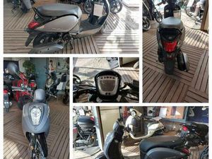 ② SYM MIO NIEUWE SCOOTER MAT GRIJS A/B KLASSE