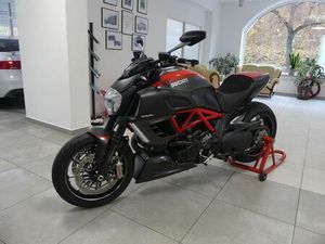 DUCATI DIAVEL CARBON RED*AKRAPOVIC*LED*1.HAND*7650 KM