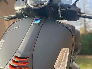 ② VESPA GTS 125 SUPER SPORT 04/2024 INCL TOPKOFFER EN 2 HELMEN