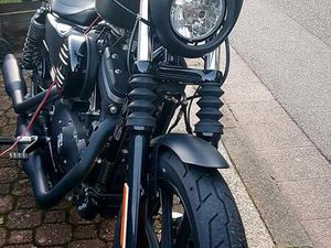 HARLEY SPORTSTER 883 IRON / MATT SCHWARZ / ERST 2500 KM / WIE NEU