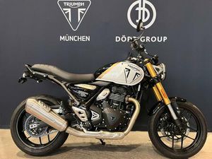 TRIUMPH SPEED 400 IN PEARL MET WHITE / PHANTOM BLACK