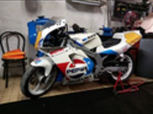 SUZUKI RG 125 PISTA