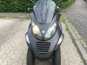 PIAGGIO 250 MP3 NICHT FAHRBEREIT, AN BASTLER / ERSATZTEILSPENDER