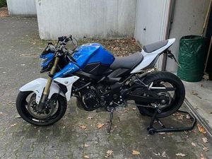 SUZUKI GSR 750