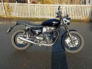 TRIUMPH STREET TWIN - VÄLUTRUSTAD LÅGMILARE ! (-) - BYTBIL.COM ◊