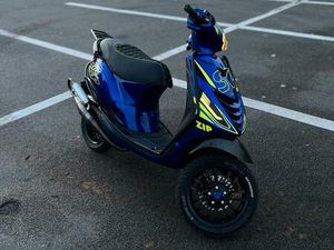 ② PIAGGO ZIP 70 CC 2TAKT OF TE RUIL TEGEN IETS OP A1