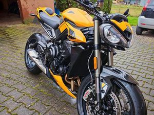 TRIUMPH STREET TRIPLE RS INKL. GRIFFHEIZUNG