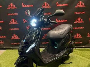 PIAGGIO ZIP 2019 BROM! SP BLACK ON BLACK / FULL MALOSSI 80CC — SCOOTERS | PIAGGIO — MARKTPLAATS