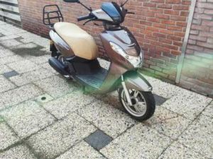SCOOTER PEUGEOT KIESBEE 2019 4T — SCOOTERS | PEUGEOT — MARKTPLAATS