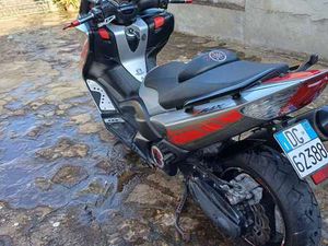 YAMAHA TMAX 500 OLTRE 2000 EURO DI ACCESSORI ROSSO